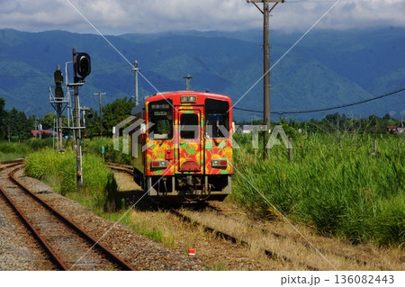 山形鉄道（フラワー長井線）の風景　レールバス気動車（今泉駅ー時庭駅間） 136082443