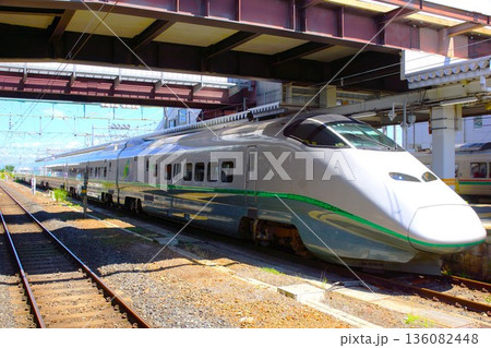 山形新幹線の風景　米沢駅（E3系つばさ400系復刻塗装車両） 136082448
