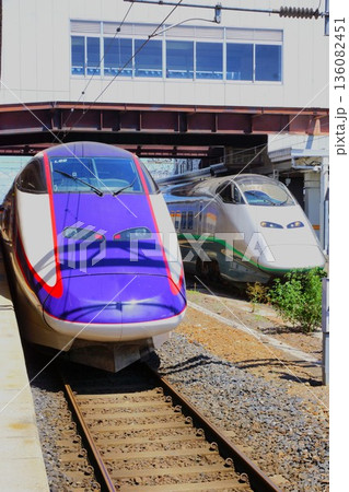 山形新幹線の風景　米沢駅（E3系つばさとE3系400系復刻塗装車両） 136082451