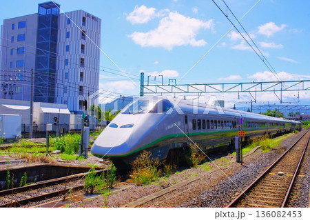 山形新幹線の風景　米沢駅（E3系400系復刻塗装車両） 136082453