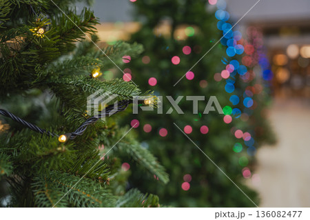 仙台駅のクリスマスツリー 彩りの光と玉ボケ 仙台駅のクリスマスツリー 彩りの光と玉ボケ 136082477