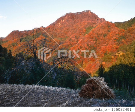 ロマンチック茨城（真っ赤に染まる夕日が山を染めて行く。短い秋の夕暮れ。）大子町・奥久慈男体山 136082491