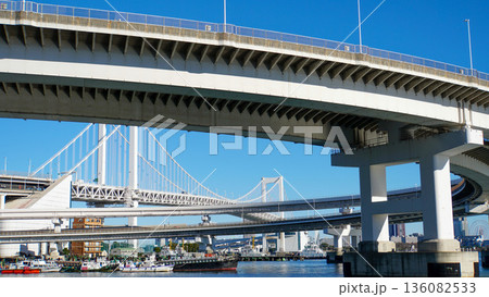 高架道路越しにレインボーブリッジを見渡す港の風景 136082533