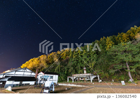 ライトアップされた夜の北沢浮遊選鉱場跡 ライトアップされた夜の北沢浮遊選鉱場跡 136082540