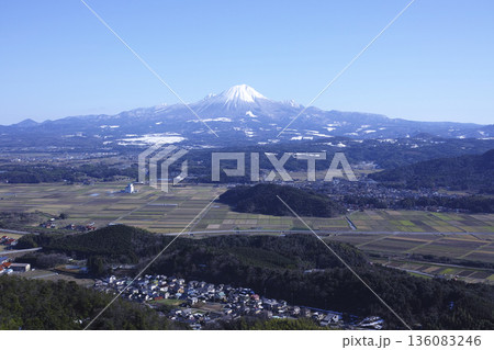 鳥取県南部町の母塚山から見た冬の伯耆富士 大山 鳥取県南部町の母塚山から見た冬の伯耆富士 大山 136083246
