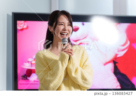 カラオケで1人で歌う女性 136083427