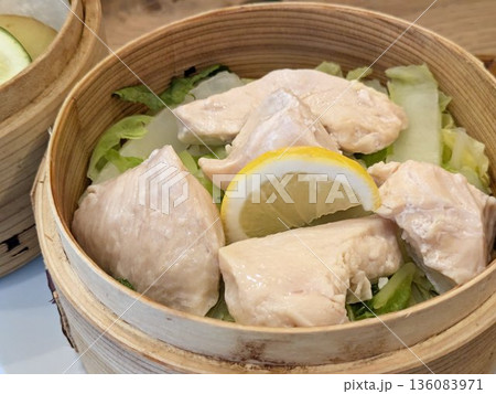 せいろでしっとり蒸し上げた鶏むね肉とキャベツの温野菜サラダ レモン添え せいろでしっとり蒸し上げた鶏むね肉とキャベツの温野菜サラダ レモン添え 136083971