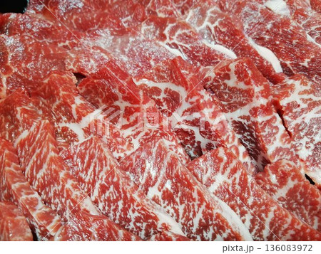 高級和牛 美しい霜降りの近江牛 焼き肉用の生肉クローズアップ 高級和牛 美しい霜降りの近江牛 焼き肉用の生肉クローズアップ 136083972