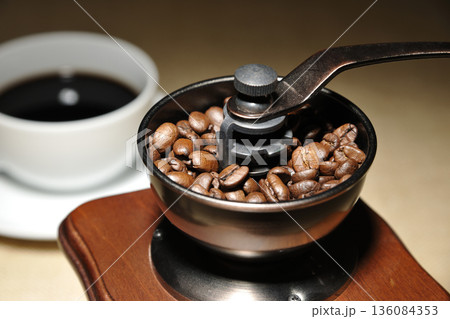 コーヒー豆とミル 136084353