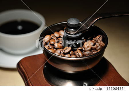 コーヒー豆とミル コーヒー豆とミル 136084354