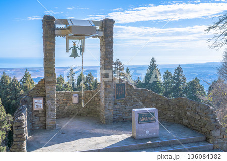 深山鎮魂の鐘と青空　山頂から祈りを捧ぐ静謐の風景 136084382