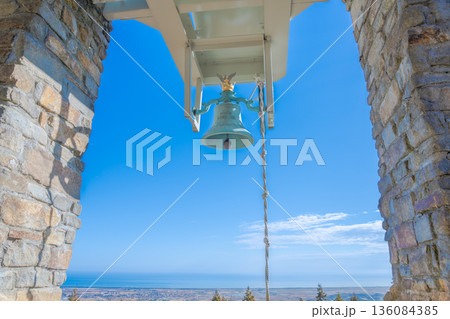 青空に響く深山鎮魂の鐘　海を望む祈りの象徴 136084385