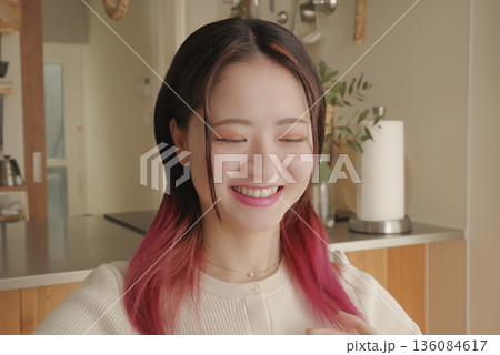 毛先カラーをした笑顔の若い女性 毛先カラーをした笑顔の若い女性 136084617