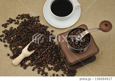 コーヒー豆とミル 136084817