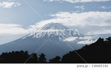 《AI画像》雲のかかる富士山 136085192