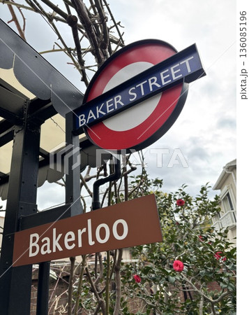 駐車場に設置されたオブジェ 136085196