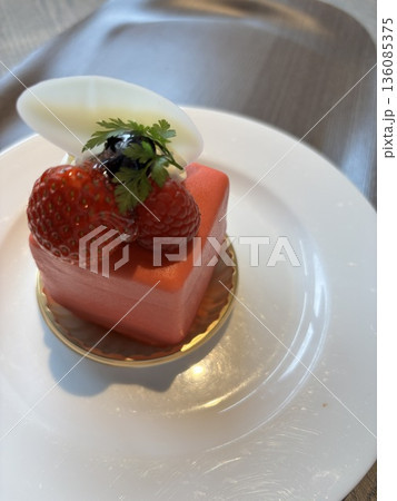 カフェで食べるスイーツ 136085375