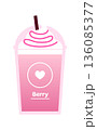 テイクアウト用ストロベリーフラッペのベクターイラスト。イチゴのソース。 136085377