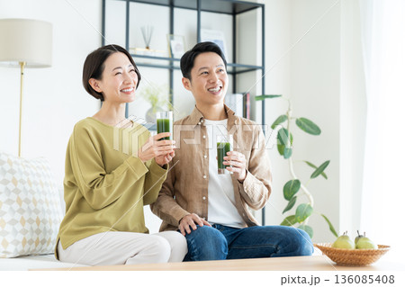 青汁を飲むミドルの夫婦 136085408