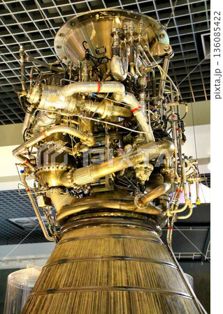 純国産で開発された再着火が可能なロケットエンジン… 『LE-5』の機関部 136085422