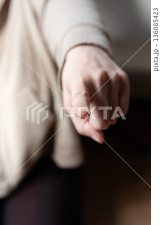 指をさすポーズ 指をさすポーズ 136085423