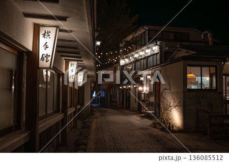伊香保温泉　温泉街の夜景 136085512