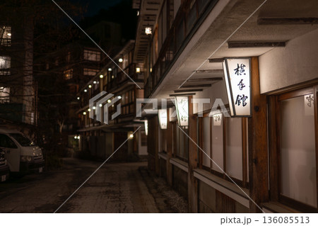 伊香保温泉　温泉街の夜景 136085513