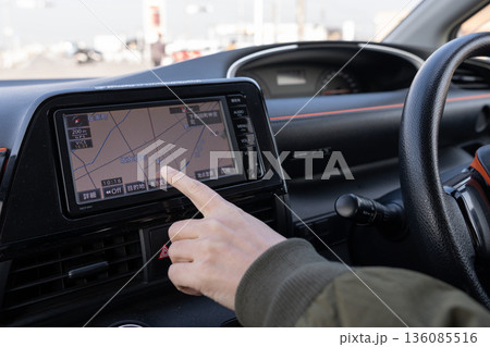 自動車を運転する人 136085516