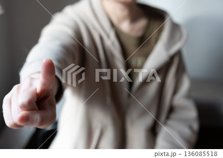 指をさすポーズ 136085518
