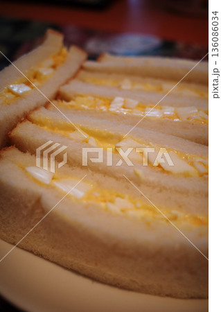 朝食やランチに最適な、瑞々しいたまごの質感あふれるサンドイッチ 136086034