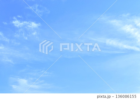 猛スピードで駆け抜ける筋雲イメージ はや( fix撮影 ) 猛スピードで駆け抜ける筋雲イメージ はや( fix撮影 ) 136086155