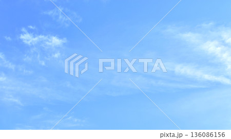 猛スピードで駆け抜ける筋雲イメージ　はや 16:9（ fix撮影 ） 136086156