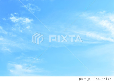 猛スピードで駆け抜ける筋雲イメージ はや( fix撮影 ) 猛スピードで駆け抜ける筋雲イメージ はや( fix撮影 ) 136086157