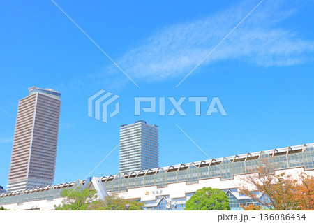 岐阜県岐阜市、岐阜駅と駅前高層ビル群の風景 136086434