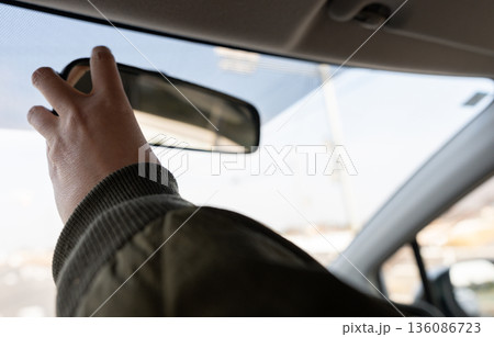 自動車を運転する人 136086723