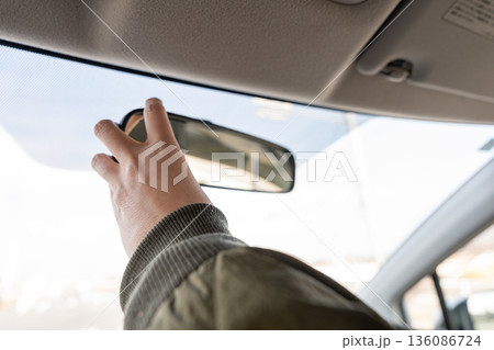 自動車を運転する人 136086724