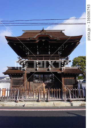 城下町津山の西寺町を東西に走る旧出雲街道に面して建つ「愛染寺」:両側に仁王堂を持つ珍しい鐘楼門 城下町津山の西寺町を東西に走る旧出雲街道に面して建つ「愛染寺」:両側に仁王堂を持つ珍しい鐘楼門 136086743