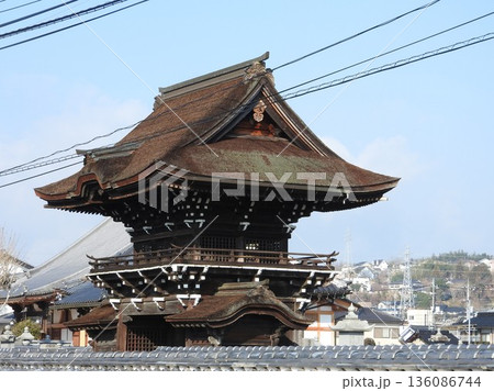 城下町津山の西寺町を東西に走る旧出雲街道に面して建つ「愛染寺」:両側に仁王堂を持つ珍しい鐘楼門 城下町津山の西寺町を東西に走る旧出雲街道に面して建つ「愛染寺」:両側に仁王堂を持つ珍しい鐘楼門 136086744