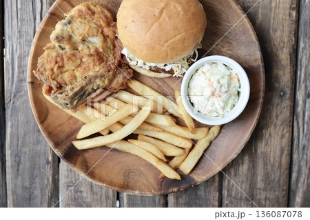 照り焼きカツバーガーとフライドチキンのワンプレート ファストフード 照り焼きカツバーガーとフライドチキンのワンプレート ファストフード 136087078