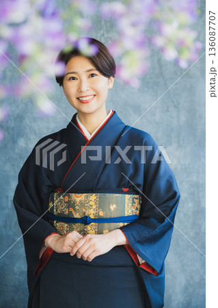 付下げを着た女性 和装 着物 訪問着 付下げを着た女性 和装 着物 訪問着 136087707