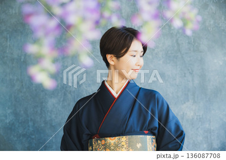 付下げを着た女性　和装　着物　訪問着　 136087708