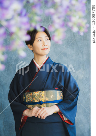 付下げを着た女性　和装　着物　訪問着　 136087709