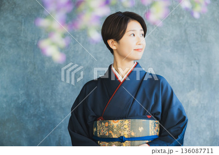 付下げを着た女性 和装 着物 訪問着 付下げを着た女性 和装 着物 訪問着 136087711