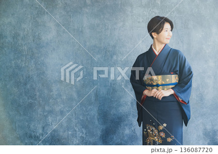 付下げを着た女性 和装 着物 訪問着 付下げを着た女性 和装 着物 訪問着 136087720