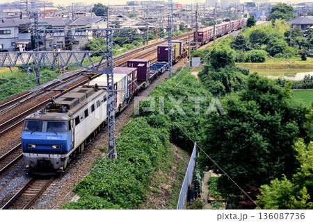 2007年　東海道線を走るEF200-7コンテナ貨物列車 136087736