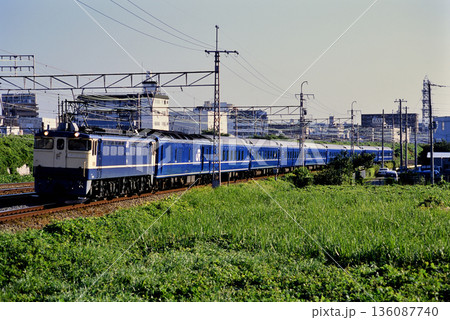2007年 東海道線を走るEF651105ブルートレイン銀河 2007年 東海道線を走るEF651105ブルートレイン銀河 136087740