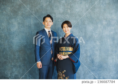 スーツを着た男性と着物の女性 スーツを着た男性と着物の女性 136087784