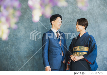 スーツを着た男性と着物の女性 スーツを着た男性と着物の女性 136087786