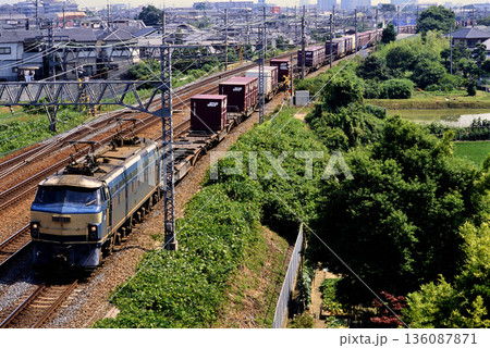 2007年　東海道線を走るEF6617コンテナ貨物列車 136087871