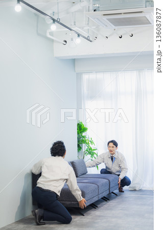 オフィスの引越しイメージ　 136087877